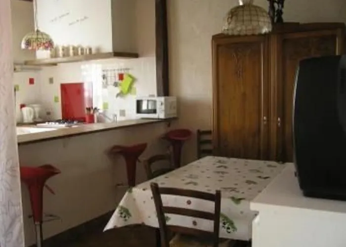 Champêtre Avec Piscine Chauffée, Cheminée, Et Terrasse En Plein Sud - Fr-1-410-131